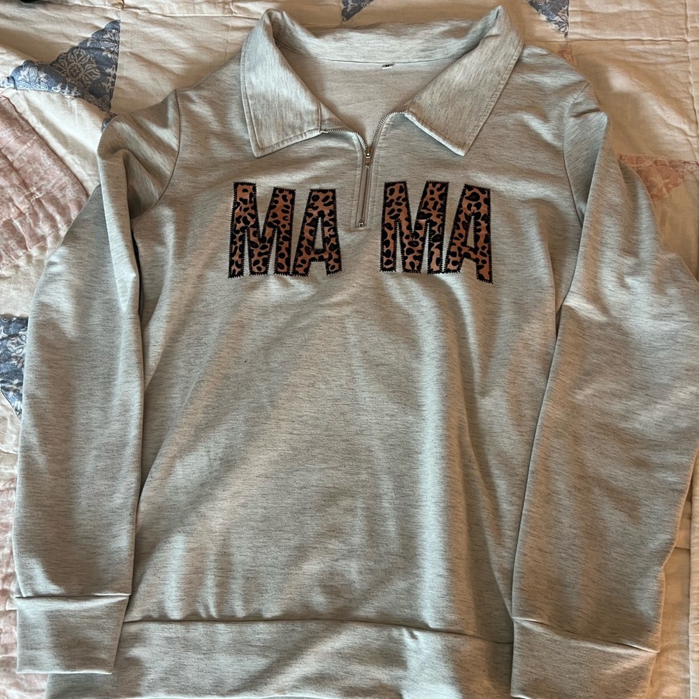 Gray 'MAMA' Pullover Sweatshirt